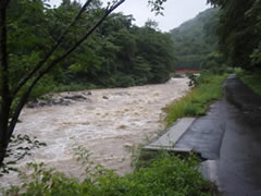 濁流の桧枝岐川